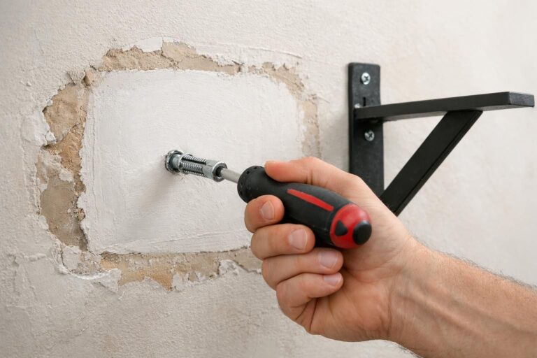 Placo cassé : comment fixer une charge lourde sur un mur rebouché sans risque